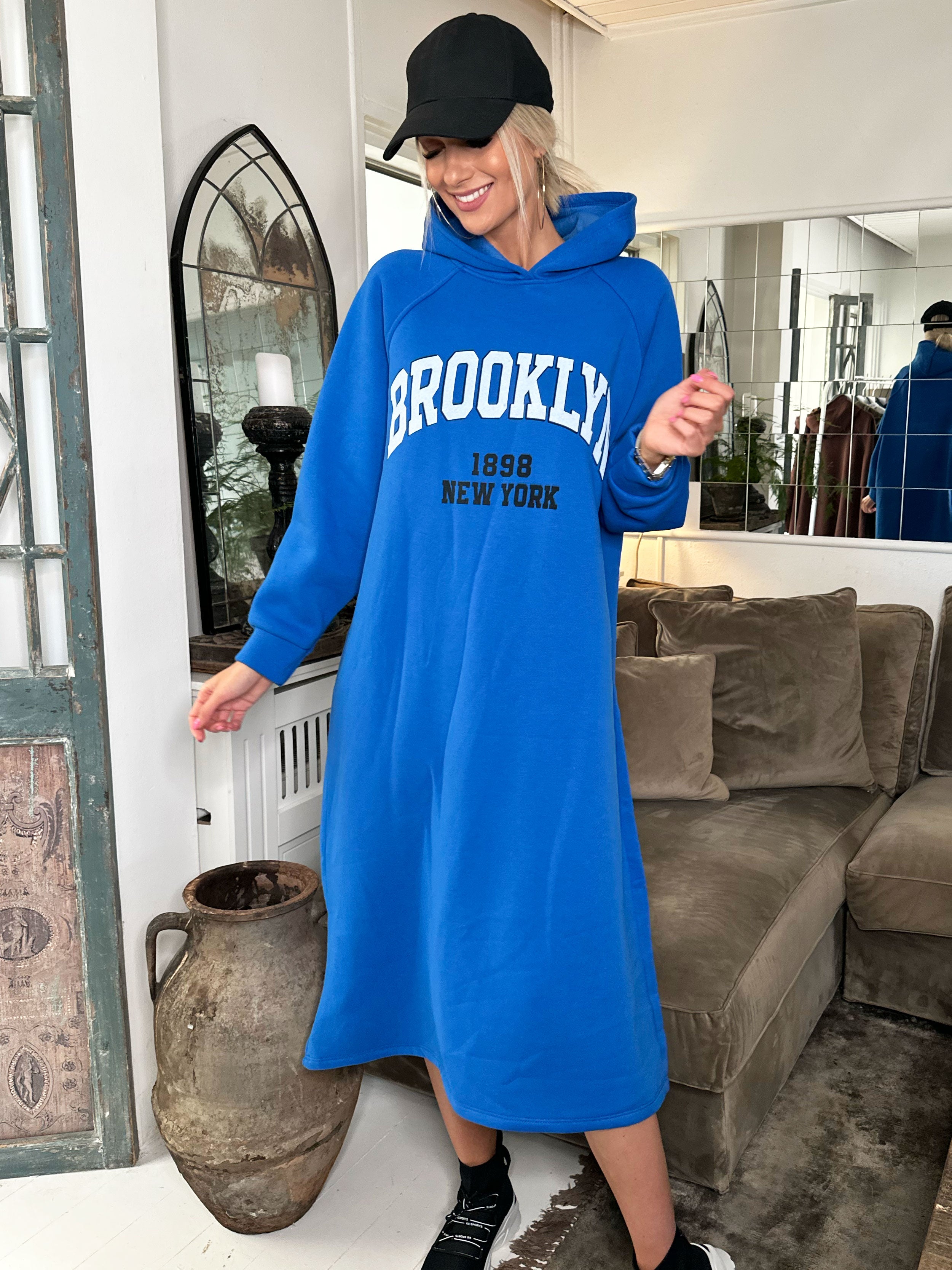 Angela - Lang hoodiekjole i bomuld med skrift på brystet